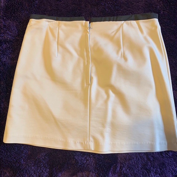 H&M cream colored mini skirt - Picture 2 of 4